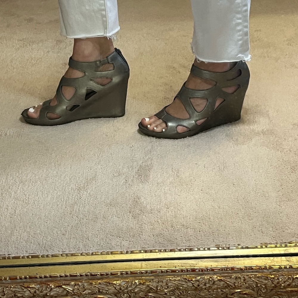🌷🌷Unlisted Wedge Sandals Size 8.5 🌷🌷